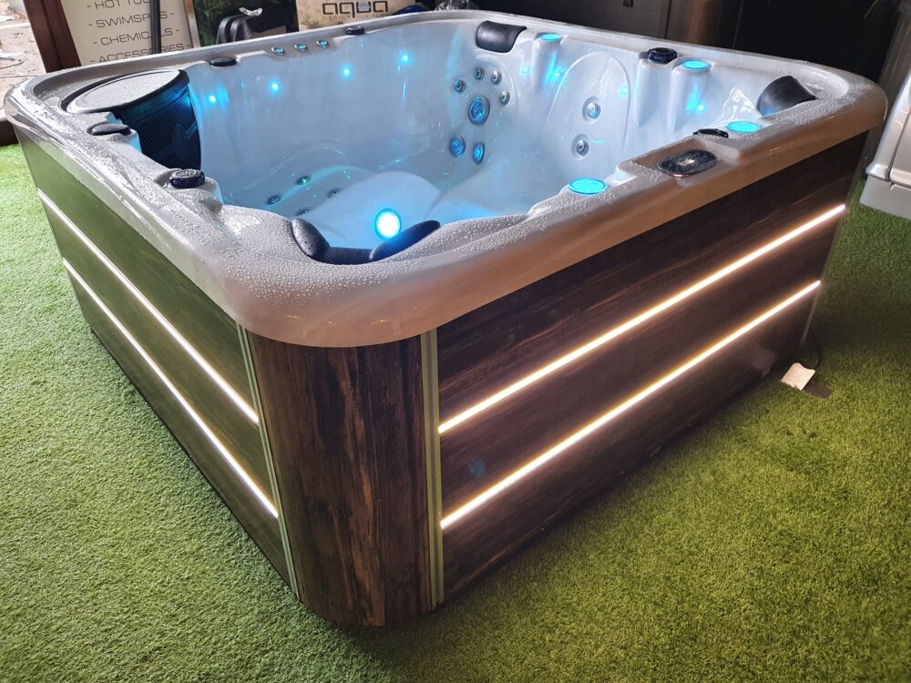 Sarsen Hot Tub - Image 8
