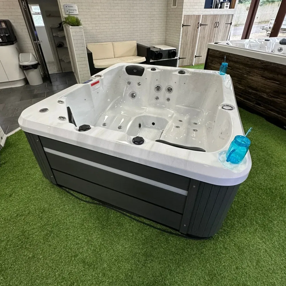 CX-4 Hot Tub - Image 8