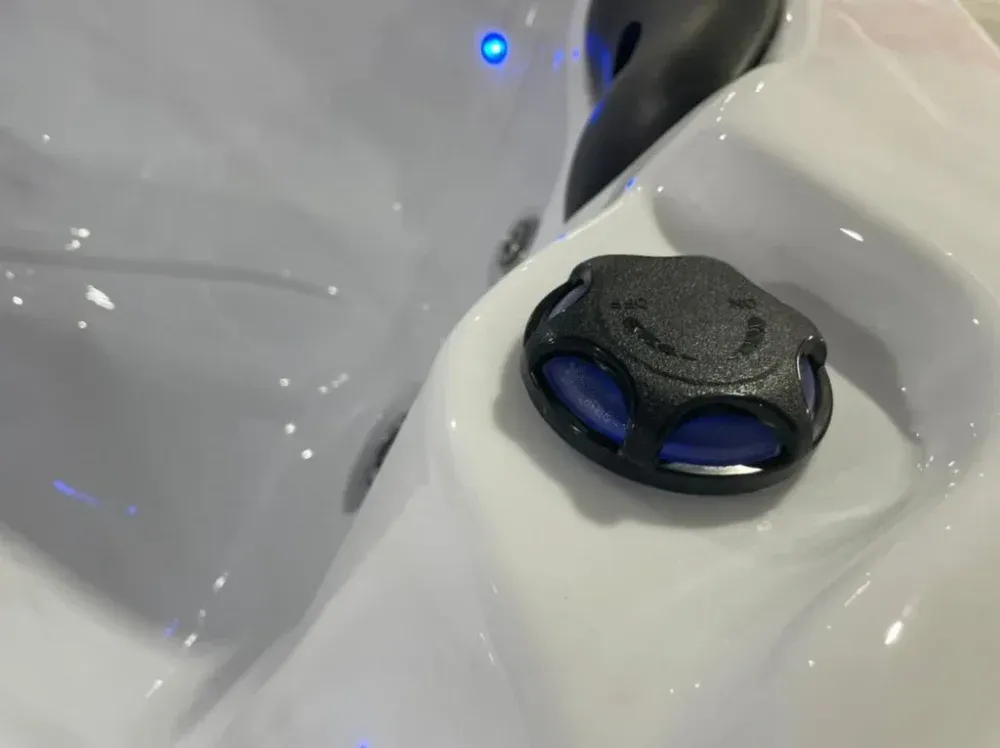 CX-4 Hot Tub - Image 9