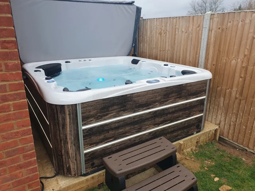 Sarsen Hot Tub - Image 7