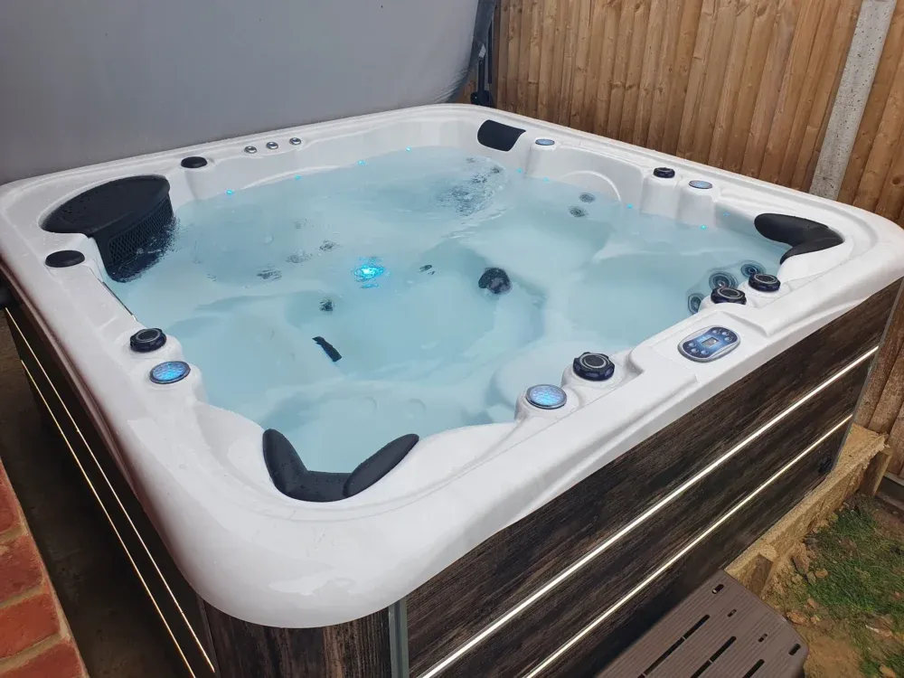 Sarsen Hot Tub - Image 3