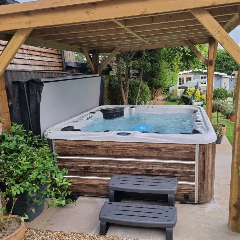 Sarsen Hot Tub - Image 2