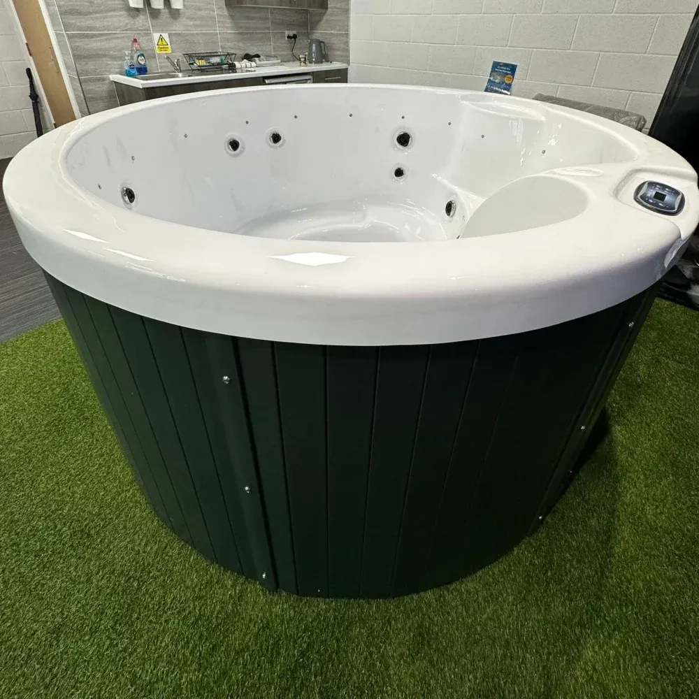 Solas Hot Tub - Image 6