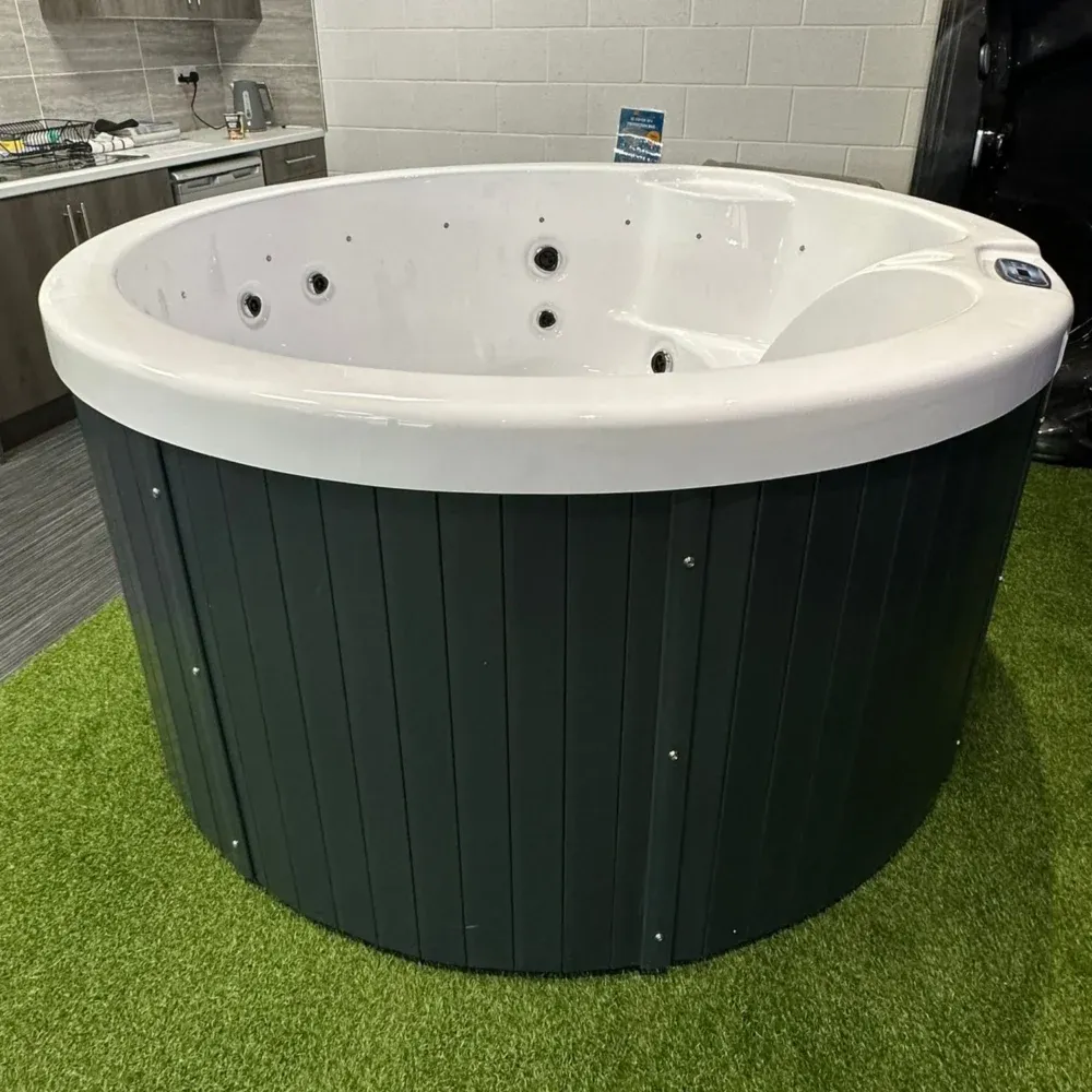 Solas Hot Tub - Image 5
