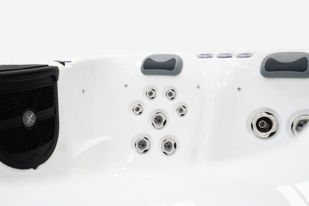 The Lark Hot Tub - Image 8