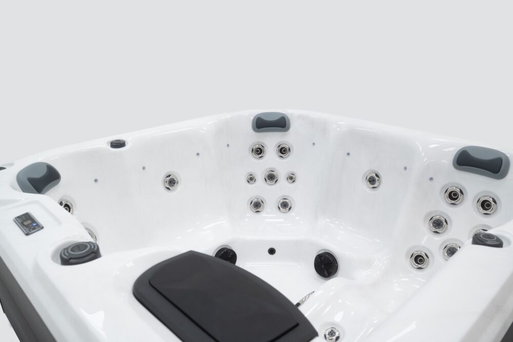 The Oulton Hot Tub - Image 8